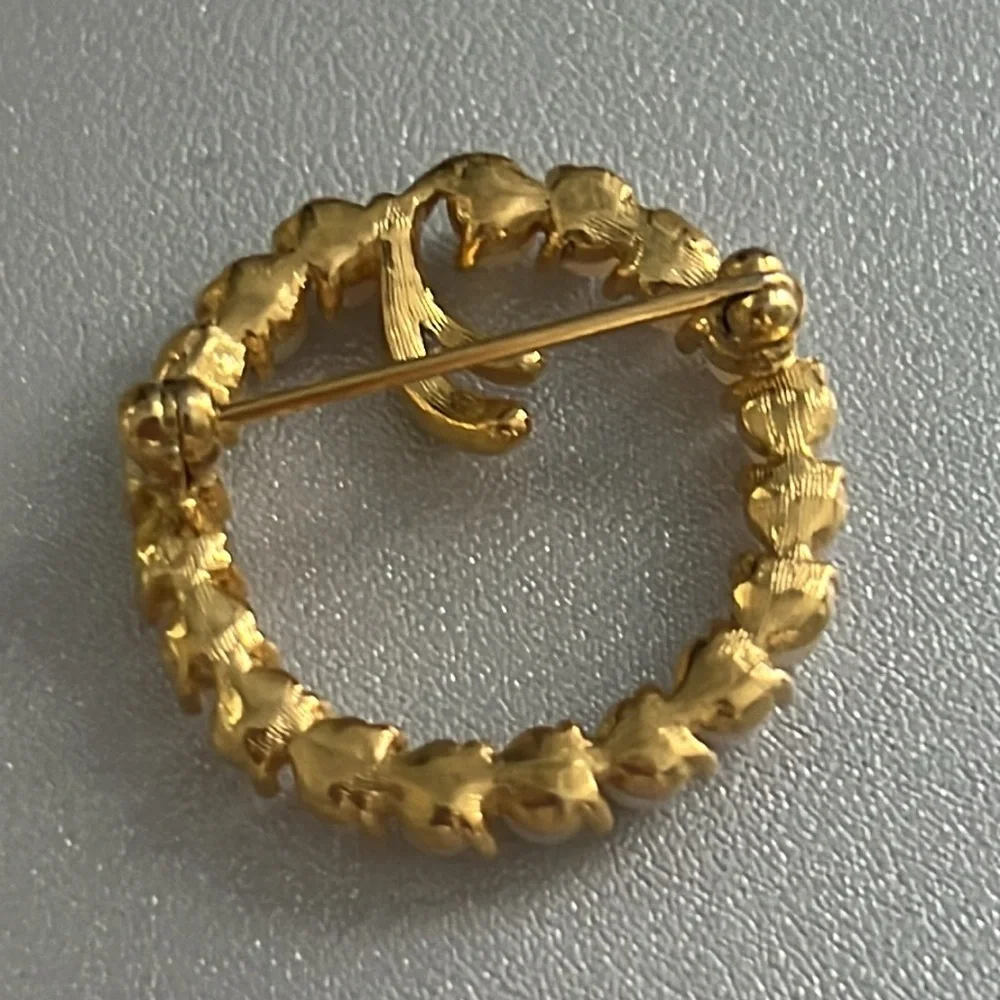 Gold and Pearl Wreath Brooch